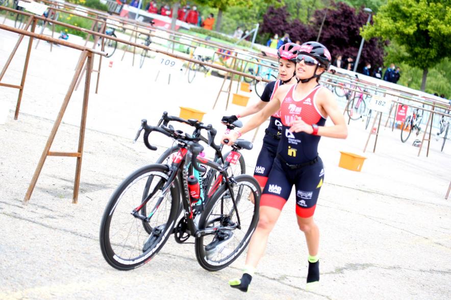 Campeonato de España de Duatlón - Imagen de una atleta cogiendo su bicicleta.