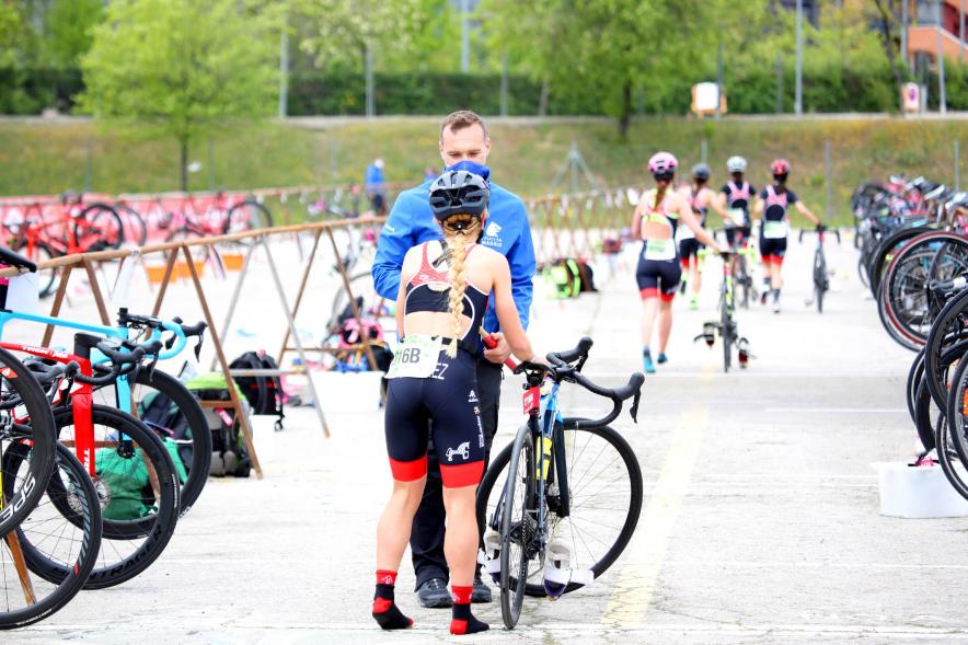 Campeonato de España de Duatlón - Imagen de una atleta cogiendo su bicicleta.