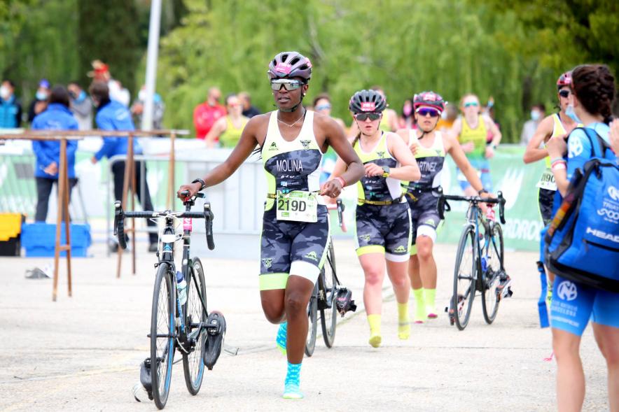 Campeonato de España de Duatlón - Imagen de atletas del mismo equipo cogiendo sus bicicletas.