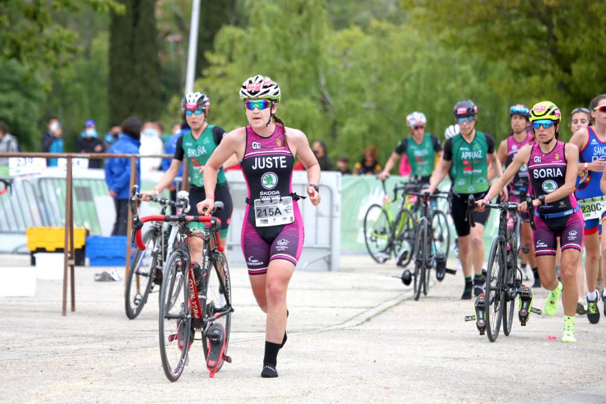 Campeonato de España de Duatlón - Imagen de atletas del mismo equipo cogiendo sus bicicletas.