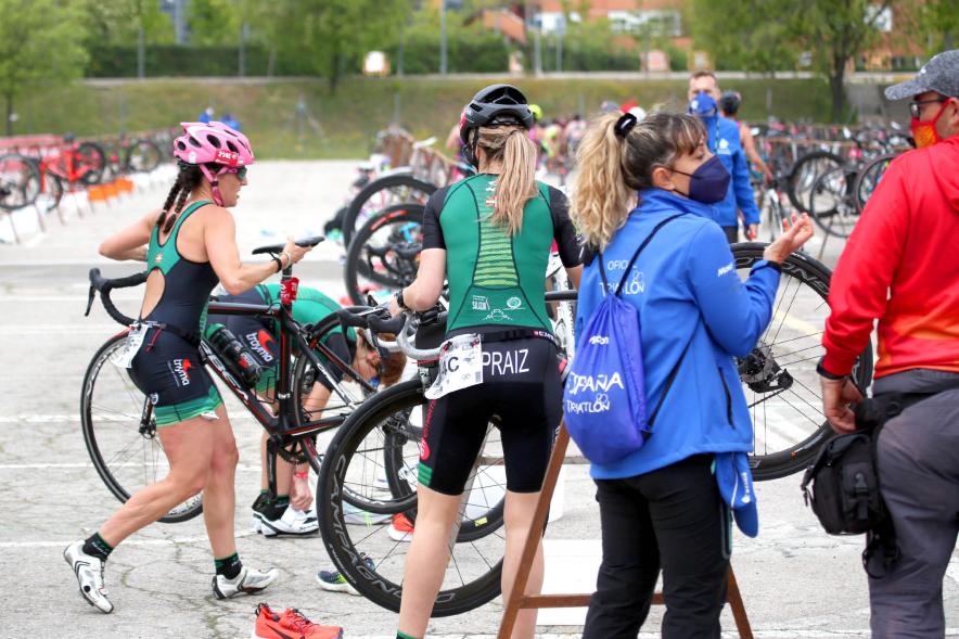Campeonato de España de Duatlón - Imagen de atletas del mismo equipo cogiendo sus bicicletas.