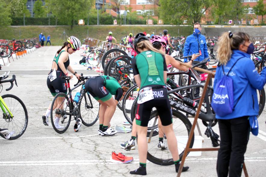 Campeonato de España de Duatlón - Imagen de atletas del mismo equipo cogiendo sus bicicletas.