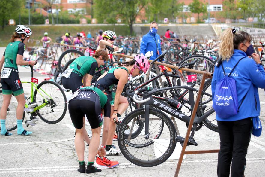 Campeonato de España de Duatlón - Imagen de atletas del mismo equipo cogiendo sus bicicletas.