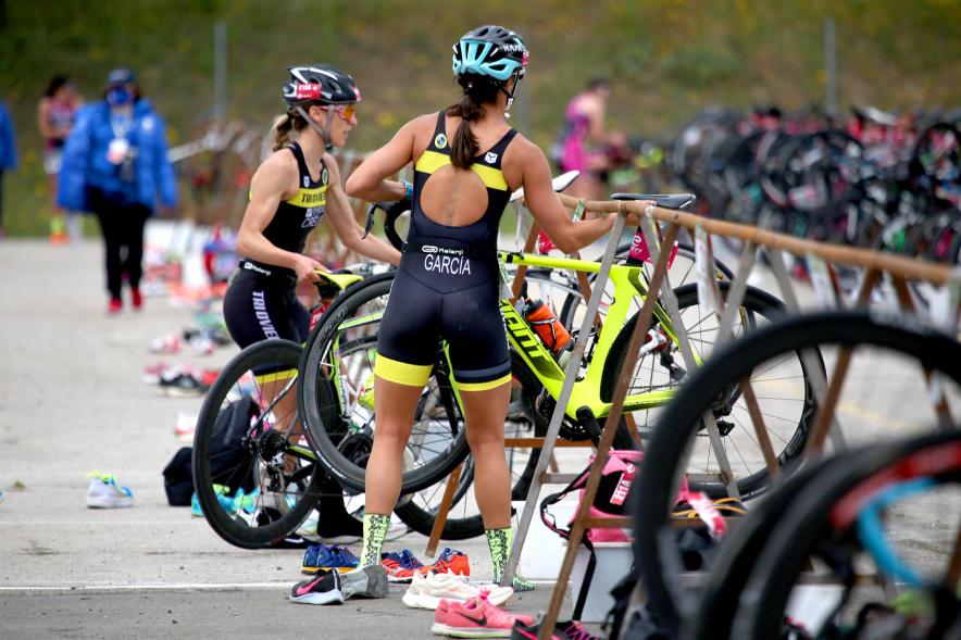 Campeonato de España de Duatlón - Imagen de atletas del mismo equipo cogiendo sus bicicletas.