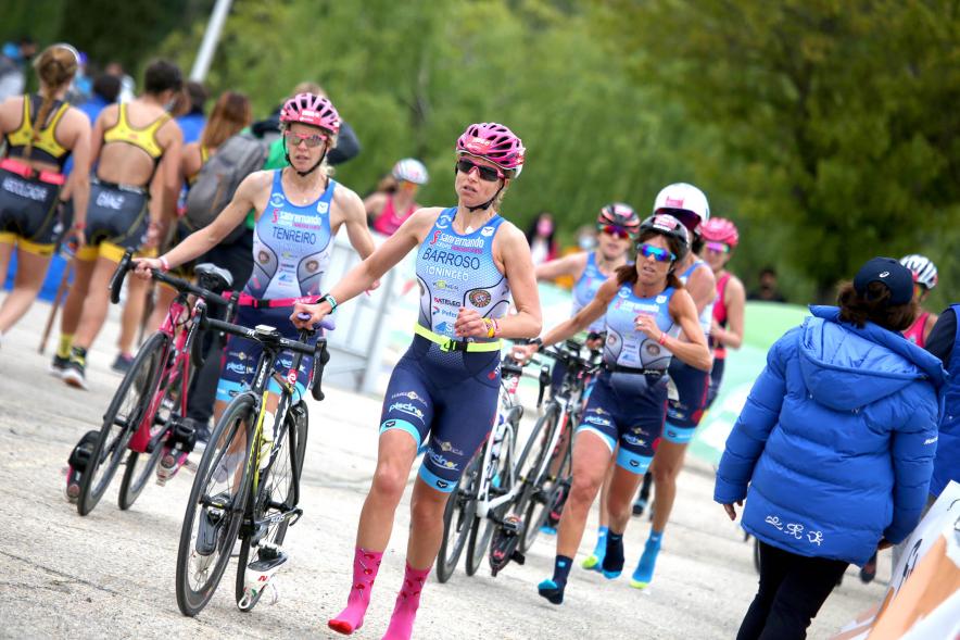Campeonato de España de Duatlón - Imagen de atletas del mismo equipo cogiendo sus bicicletas.