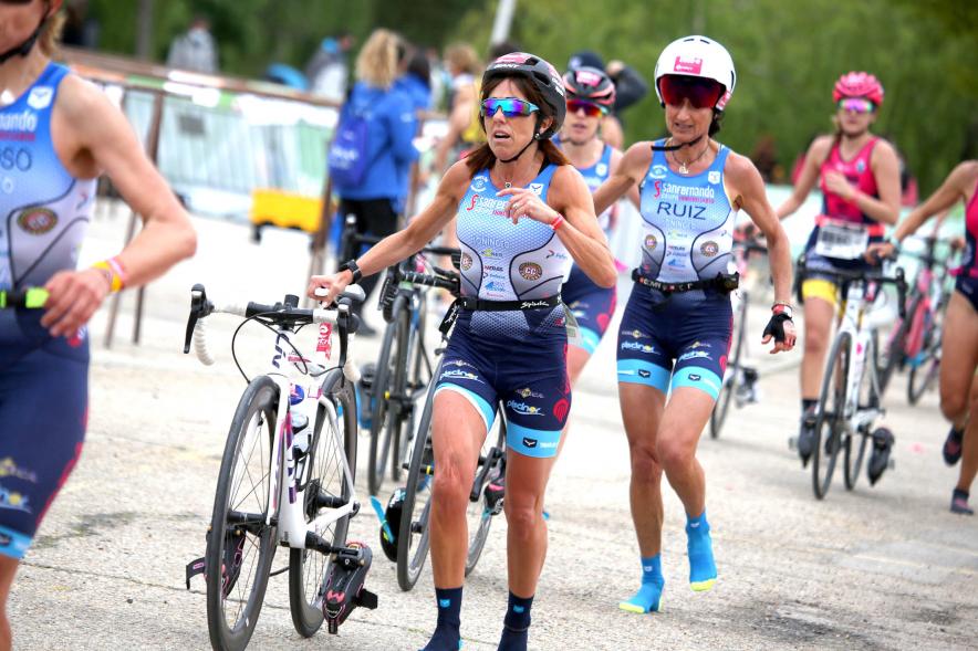 Campeonato de España de Duatlón - Imagen de atletas del mismo equipo cogiendo sus bicicletas.