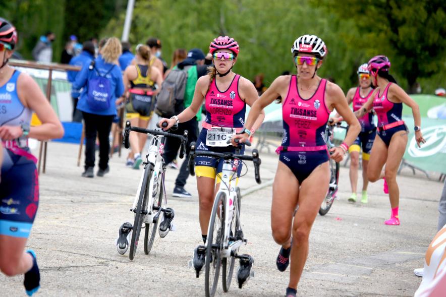 Campeonato de España de Duatlón - Imagen de atletas del mismo equipo cogiendo sus bicicletas.