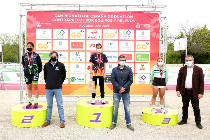 Campeonato de España de Duatlón - Imagen del pódium con las atletas ganadoras y las autoridades que han hecho entrega de las medallas.