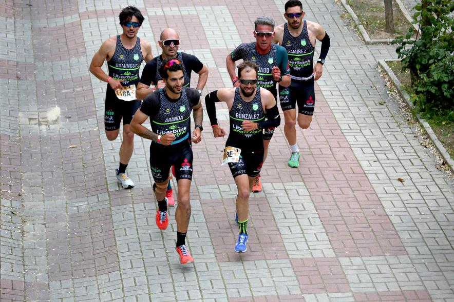 Campeonato de España de Duatlón - Imagen de un momento de la carrera de uno de los equipos femeninos que participa.