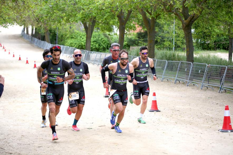 Campeonato de España de Duatlón - Imagen de un momento de la carrera de uno de los equipos masculinos que participa.