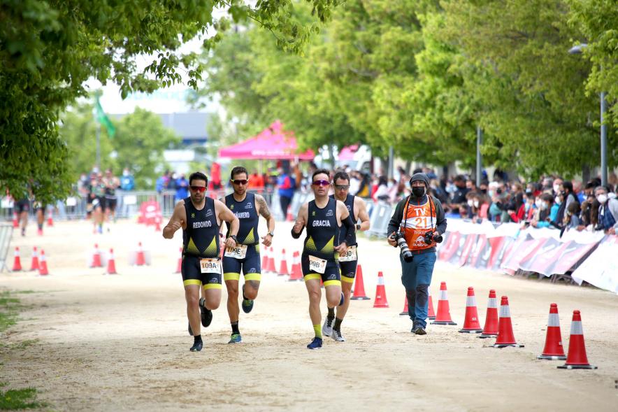 Campeonato de España de Duatlón - Imagen de un momento de la carrera de uno de los equipos masculinos que participa.