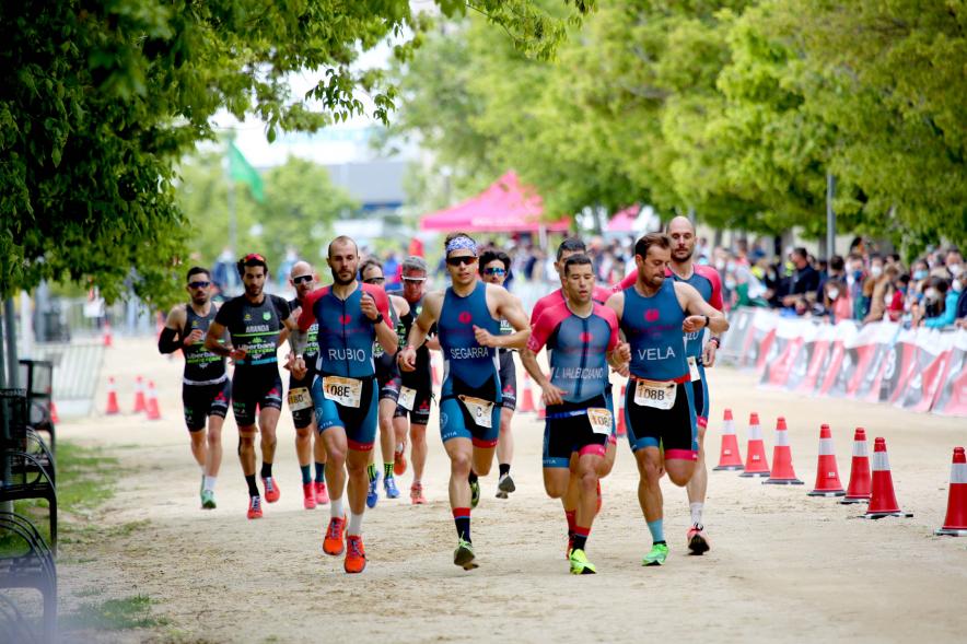 Campeonato de España de Duatlón - Imagen de un momento de la carrera de uno de los equipos masculinos que participa.