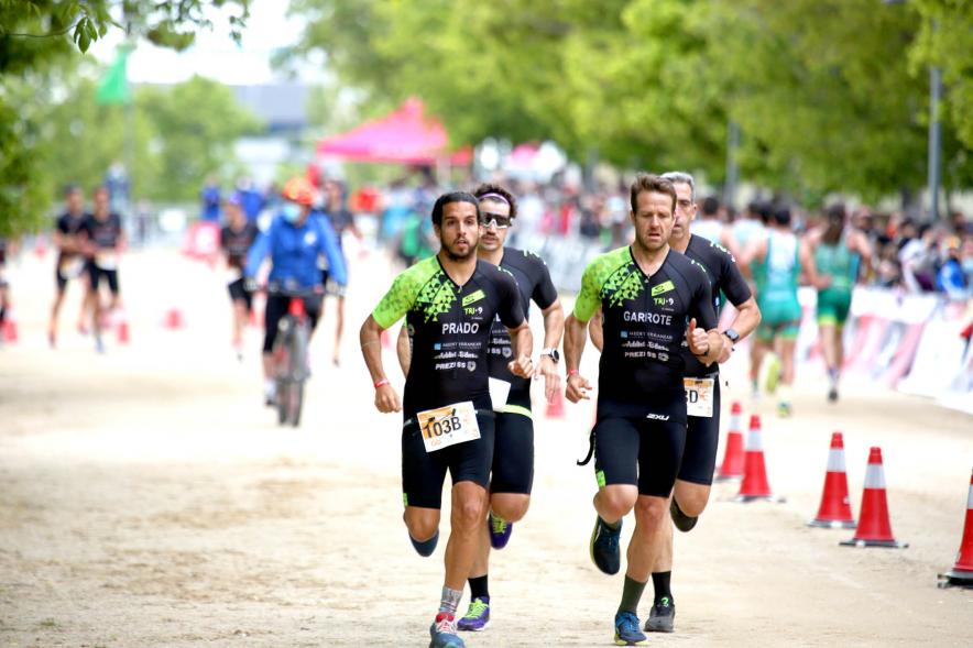 Campeonato de España de Duatlón - Imagen de un momento de la carrera de uno de los equipos masculinos que participa.