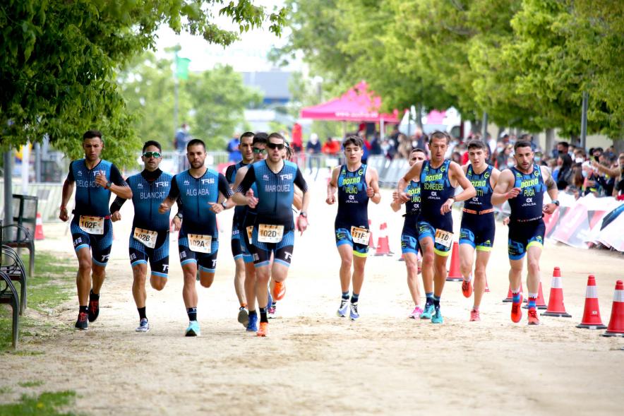 Campeonato de España de Duatlón - Imagen de un momento de la carrera de uno de los equipos masculinos que participa.