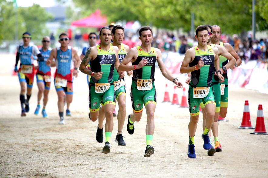Campeonato de España de Duatlón - Imagen de un momento de la carrera de uno de los equipos masculinos que participa.