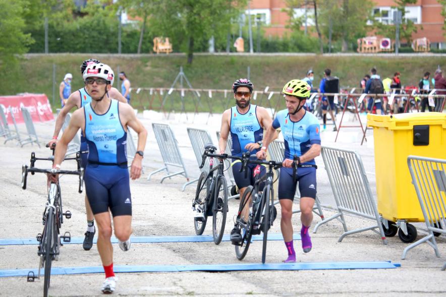 Campeonato de España de Duatlón - Imagen de atletas del mismo equipo cogiendo sus bicicletas.