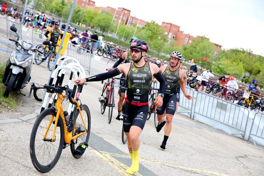 Campeonato de España de Duatlón - Imagen de atletas del mismo equipo cogiendo sus bicicletas.