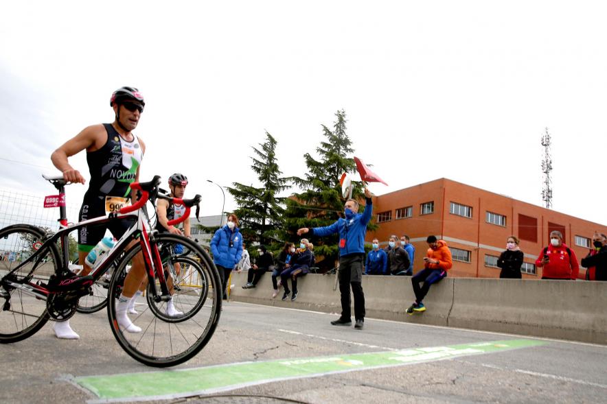 Campeonato de España de Duatlón - Imagen de un atleta cogiendo su bicicleta.