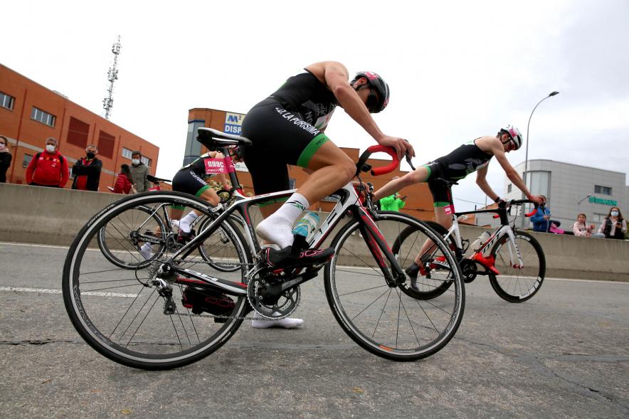Campeonato de España de Duatlón - Imagen de atletas del mismo equipo cogiendo sus bicicletas.