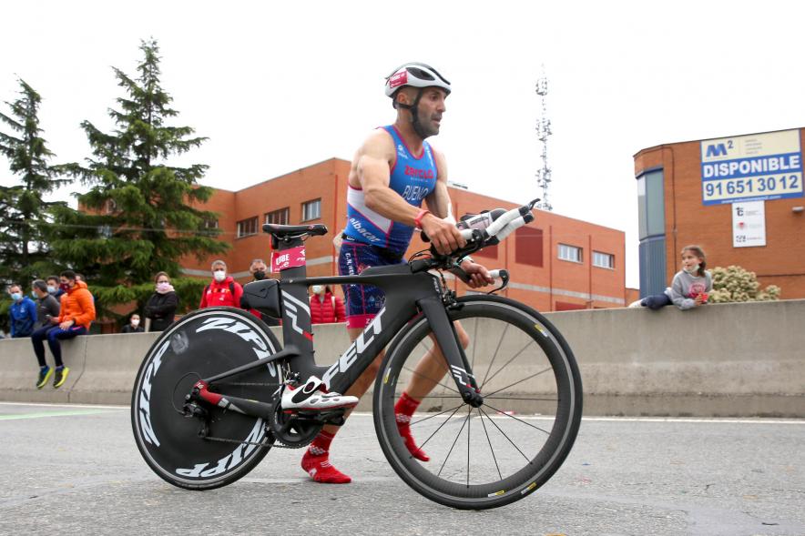 Campeonato de España de Duatlón - Imagen de un atleta cogiendo su bicicleta.