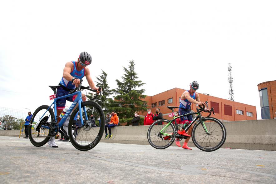 Campeonato de España de Duatlón - Imagen de atletas del mismo equipo cogiendo sus bicicletas.