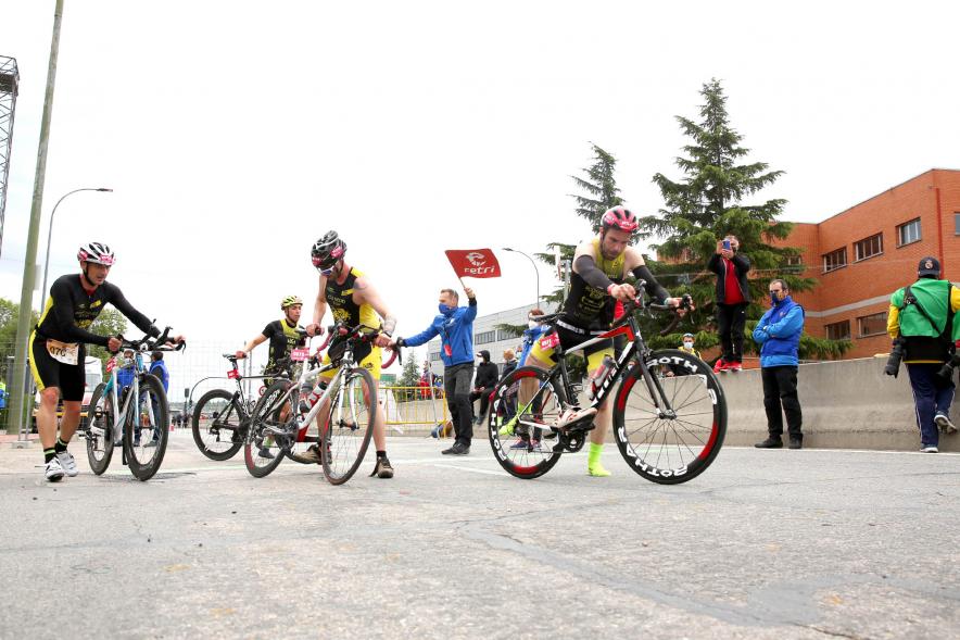 Campeonato de España de Duatlón - Imagen de atletas del mismo equipo cogiendo sus bicicletas.
