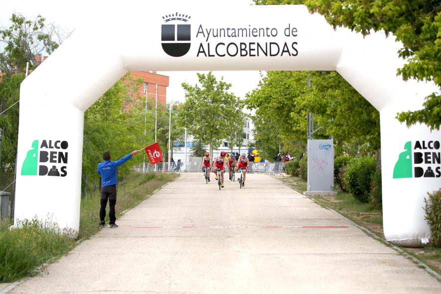 Campeonato de España de Duatlón -  Imagen de un momento de la carrera en bicicleta de uno de los equipos masculinos que participa.