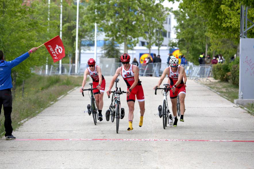 Campeonato de España de Duatlón - Imagen de un momento de la carrera en bicicleta de uno de los equipos masculinos que participa.