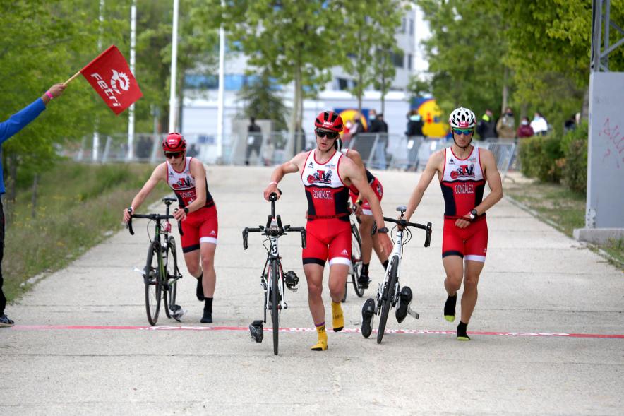 Campeonato de España de Duatlón - Imagen de un momento de la carrera de uno de los equipos masculinos que participa.