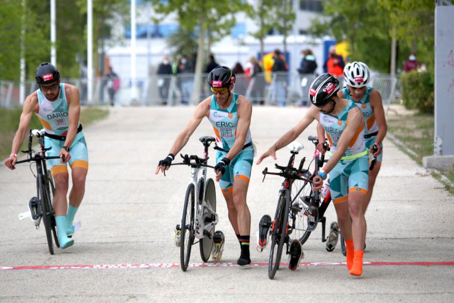 Campeonato de España de Duatlón - Imagen de un momento de la carrera de uno de los equipos masculinos que participa.