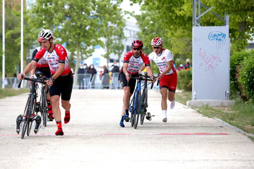 Campeonato de España de Duatlón - Imagen de un momento de la carrera en bicicleta de uno de los equipos masculinos que participa.