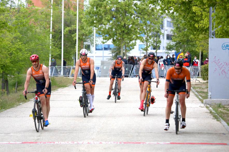 Campeonato de España de Duatlón - Imagen de un momento de la carrera en bicicleta de uno de los equipos masculinos que participa.