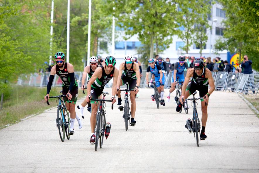 Campeonato de España de Duatlón - Imagen de un momento de la carrera en bicicleta de uno de los equipos masculinos que participa.