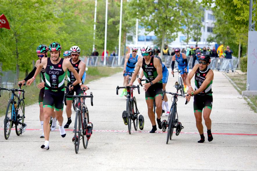 Campeonato de España de Duatlón - Imagen de atletas del mismo equipo cogiendo sus bicicletas.