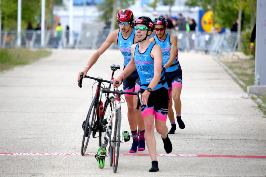 Campeonato de España de Duatlón - Imagen de un momento de la carrera en bicicleta de uno de los equipos masculinos que participa.