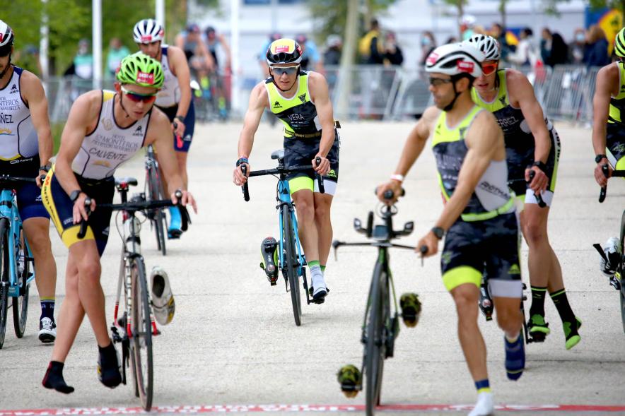 Campeonato de España de Duatlón - Imagen de un momento de la carrera en bicicleta de uno de los equipos masculinos que participa.