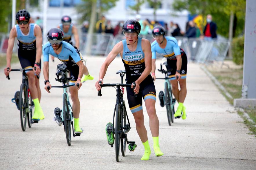 Campeonato de España de Duatlón - Imagen de un momento de la carrera en bicicleta de uno de los equipos masculinos que participa.