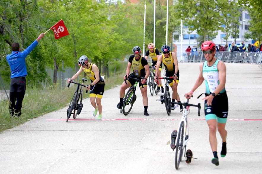 Campeonato de España de Duatlón - Imagen de un momento de la carrera en bicicleta de uno de los equipos masculinos que participa.