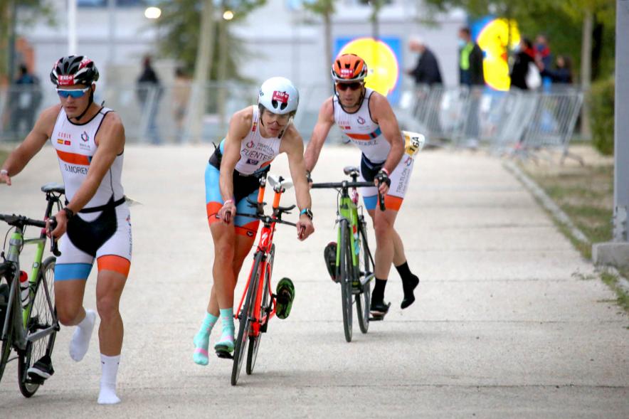 Campeonato de España de Duatlón - Imagen de un momento de la carrera en bicicleta de uno de los equipos masculinos que participa.