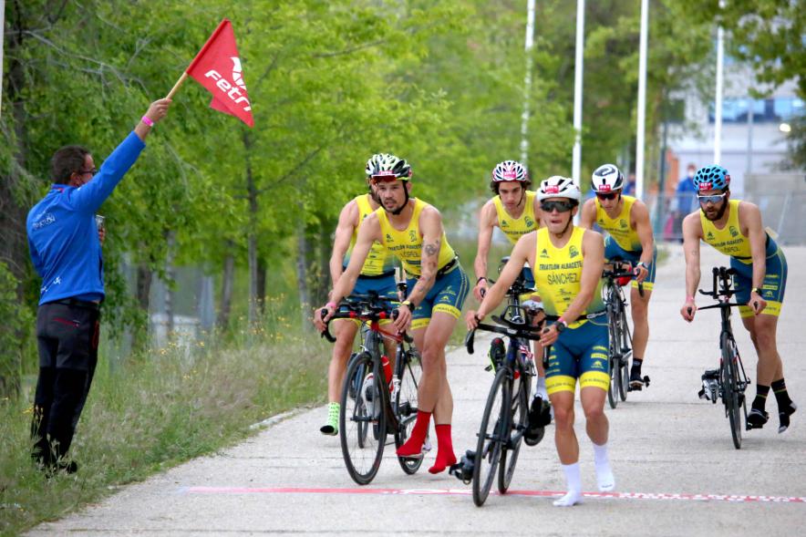 Campeonato de España de Duatlón - Imagen de un momento de la carrera en bicicleta de uno de los equipos masculinos que participa.