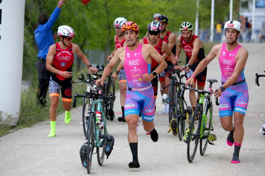 Campeonato de España de Duatlón - Imagen de un momento de la carrera en bicicleta de uno de los equipos masculinos que participa.