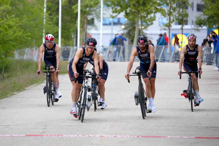 Campeonato de España de Duatlón - Imagen de un momento de la carrera en bicicleta de uno de los equipos masculinos que participa.