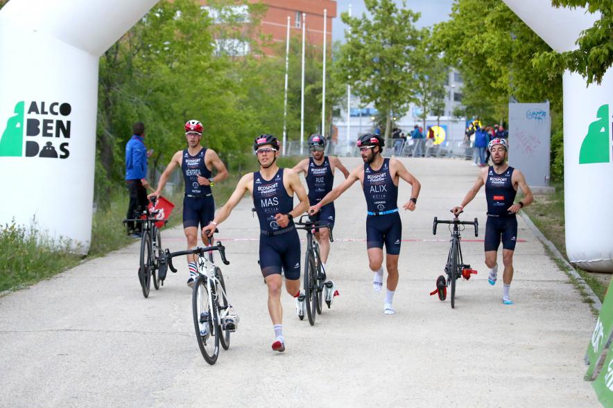 Campeonato de España de Duatlón - Imagen de un momento de la carrera en bicicleta de uno de los equipos masculinos que participa.
