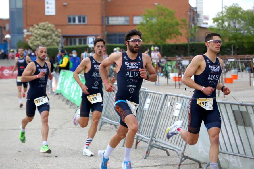 Campeonato de España de Duatlón - Imagen de un momento de la carrera en bicicleta de uno de los equipos masculinos que participa.