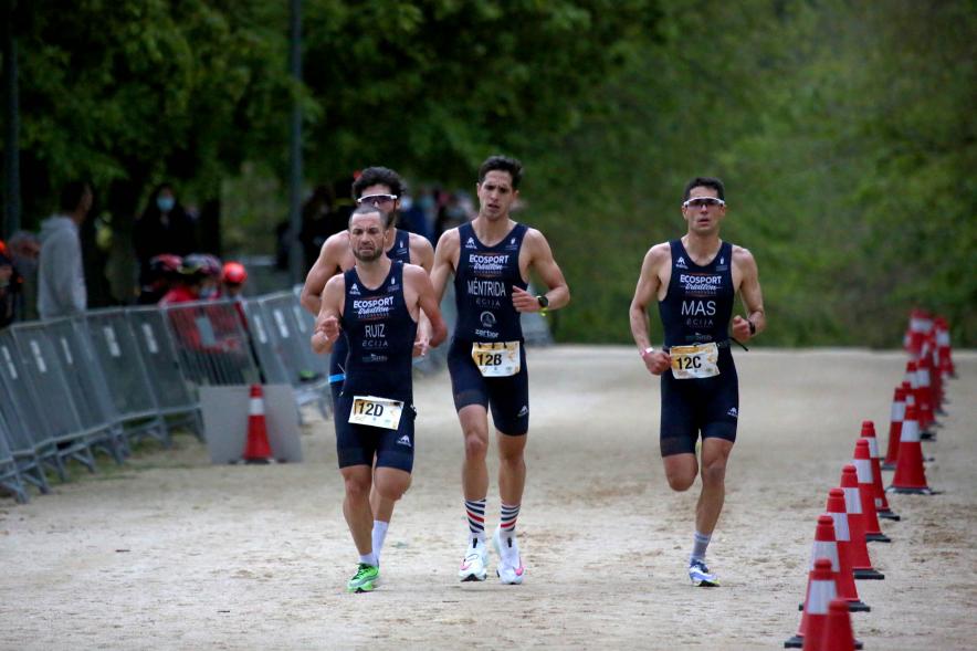Campeonato de España de Duatlón -  Imagen de un momento de la carrera de uno de los equipos masculinos que participa.