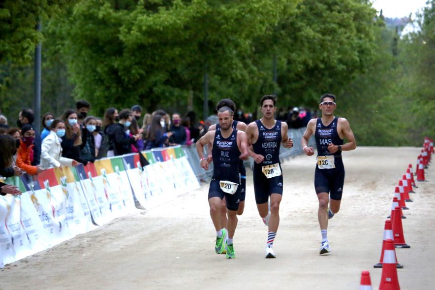 Campeonato de España de Duatlón -  Imagen de un momento de la carrera de uno de los equipos masculinos que participa.