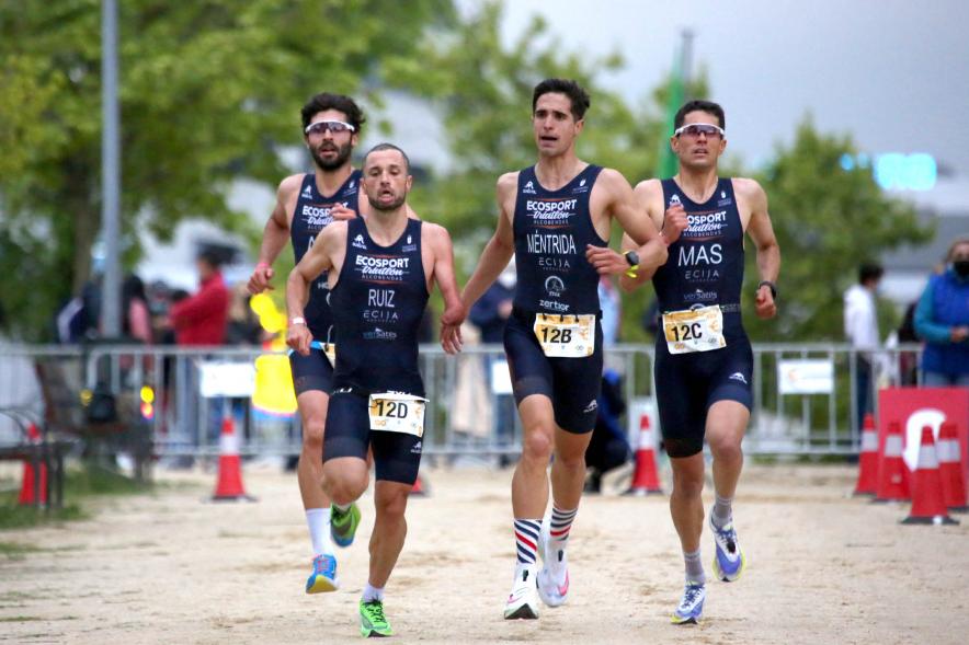 Campeonato de España de Duatlón -  Imagen de un momento de la carrera de uno de los equipos masculinos que participa.