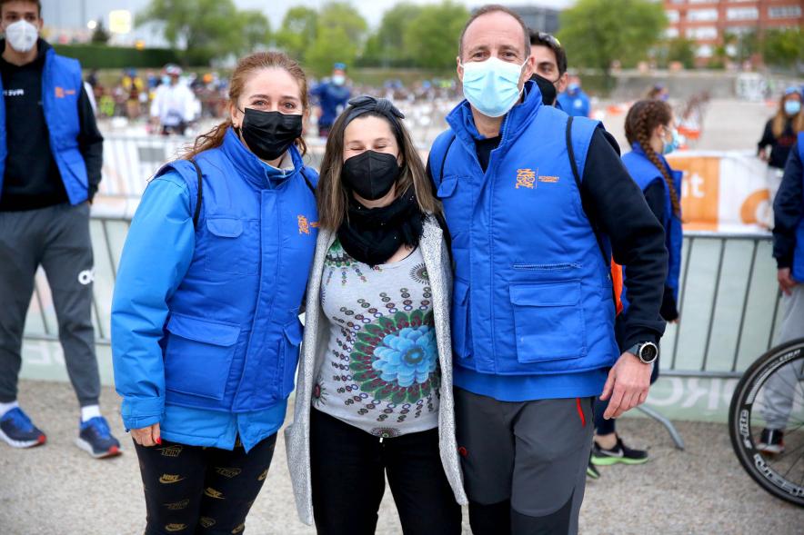 Campeonato de España de Duatlón -Imagen de unos voluntarios posando con la concejala de deporte María Espín.