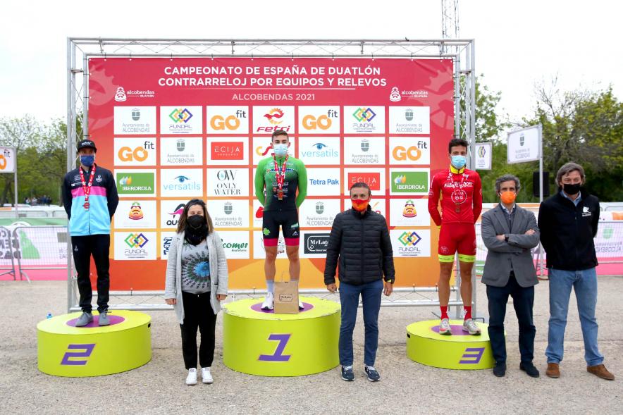 Campeonato de España de Duatlón - Imagen del pódium con los atletas ganadores y las autoridades que han hecho entrega de las medallas.