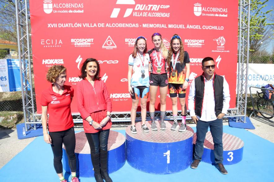 Entrega Premios Campeonato Comunidad de Madrid de Duatlón - Imagen de las campeonas en el pódium después de haber recibido sus medallas de manos de la concejala de deportes Mar Rodríguez.